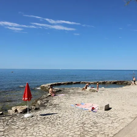 Rozy Near The Beach *