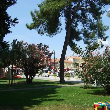 Rozy Near The Beach Apartment *